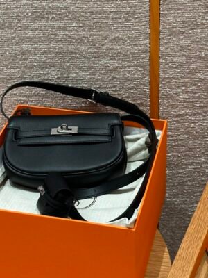DDMode vs Steven Hermes Kelly Moove CK89 Noir Swift Leather Silver Hardware