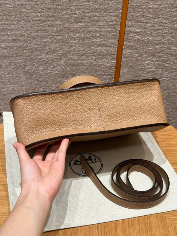 Hermes Halzan 0M Chai/18 Etoupe 31*20*10cm Clememce Leather Gold Hardware